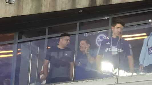 Ronaldo conversa com Pedro Lourenço, patrocinador do Cruzeiro, em camarote