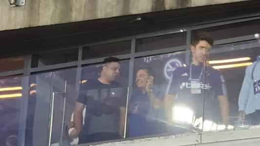 Ronaldo conversa com Pedro Lourenço, patrocinador do Cruzeiro, em camarote