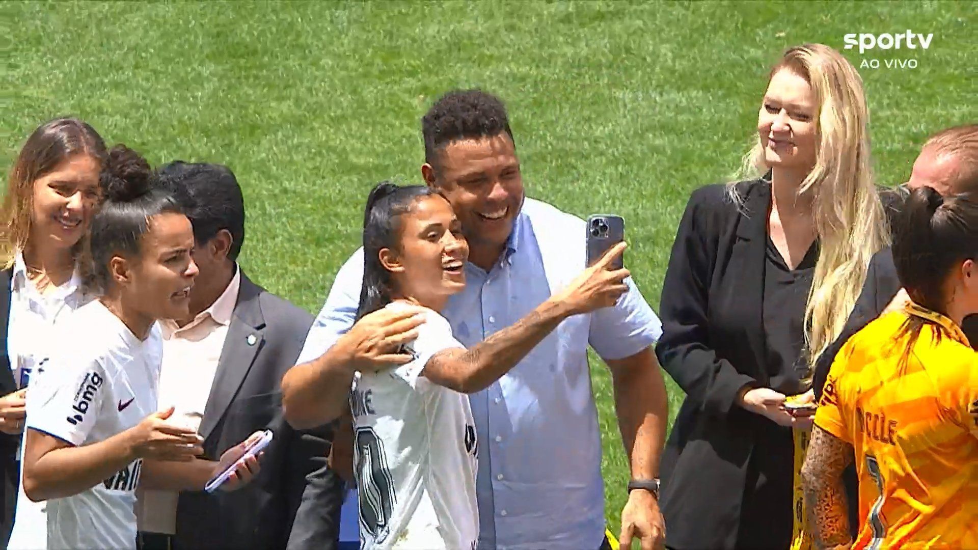 Após título da Supercopa, jogadoras do Corinthians tietam Ronaldo, do Cruzeiro