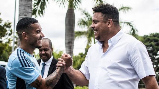 Ronaldo cumprimenta William antes de treino na Toca da Raposa