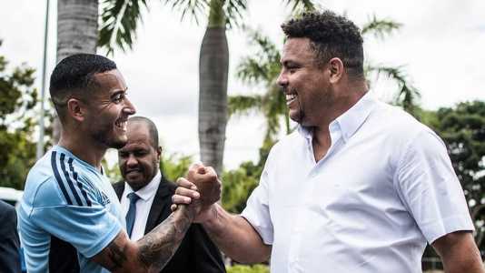 Ronaldo cumprimenta William antes de treino na Toca da Raposa