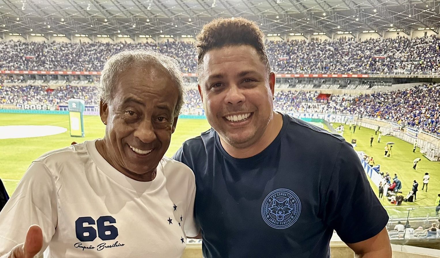 Ronaldo posa com Dirceu Lopes, brinca sobre 'dupla', e torcida do Cruzeiro reage