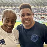 Ronaldo posa com Dirceu Lopes, brinca sobre 'dupla', e torcida do Cruzeiro reage