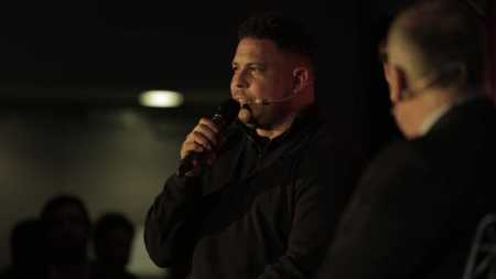 Ronaldo durante entrevista no México em fevereiro de 2020