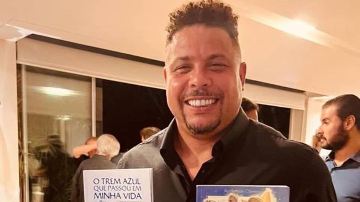 Ronaldo participa de jantar em Brasília e recebe livros sobre o Cruzeiro