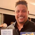 Ronaldo participa de jantar em Brasília e recebe livros sobre o Cruzeiro