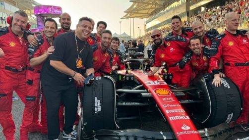 Ronaldo é fotografado com a equipe da Ferrari no GP de Abu Dhabi
