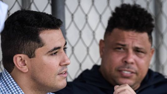 Ronaldo e Pedro Martins conversam em treino do Cruzeiro na Toca II, em BH