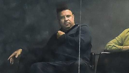 Ronaldo em um dos camarotes da Vila Belmiro, nesta quinta-feira (14)