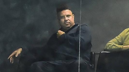 Ronaldo em um dos camarotes da Vila Belmiro, nesta quinta-feira (14)