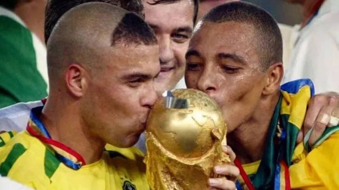 Ronaldo Fenômeno e Gilberto Silva comemoram a conquista do penta em 2002