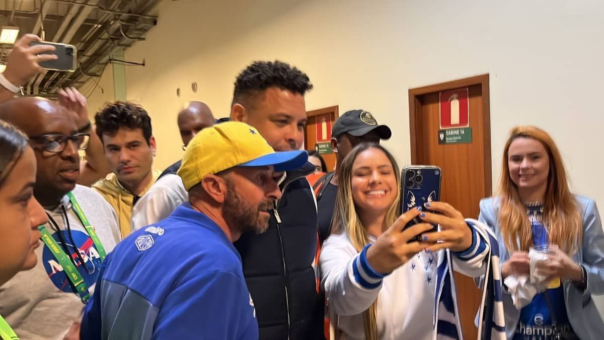 Ronaldo chega sem falar com a imprensa para ver Cruzeiro x Grêmio pelo Brasileirão