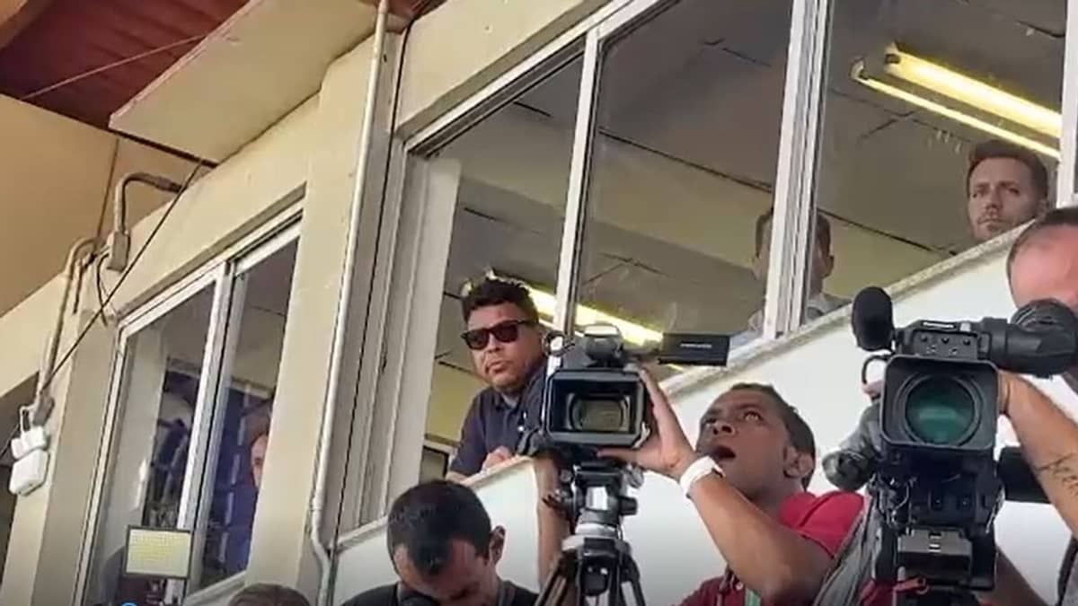 Torcida do Cruzeiro chama time de pipoqueiro e cobra Ronaldo