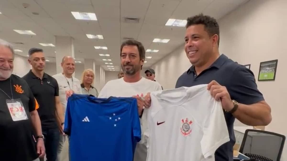 Ronaldo e Duílio Monteiro trocam camisas antes de Corinthians x Cruzeiro