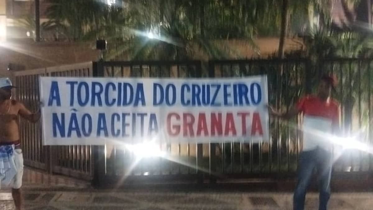 Torcedores do Cruzeiro promovem foguetório e protestam contra candidatura de Granata