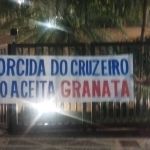 Torcedores do Cruzeiro promovem foguetório e protestam contra candidatura de Granata