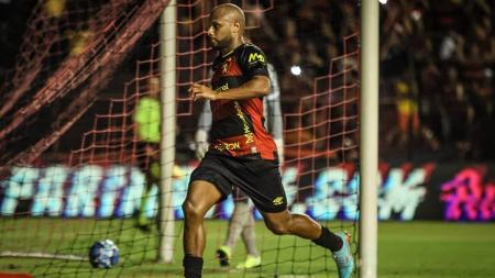 Ronaldo marcou o segundo gol do Sport, de pênalti