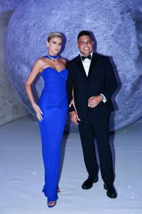 Ronaldo Fenômeno e Celina Locks em leilão beneficente