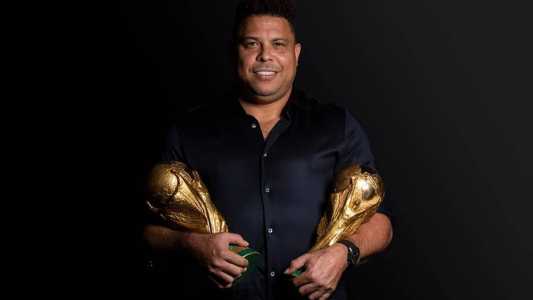 Ronaldo segura taças da Copa do Mundo
