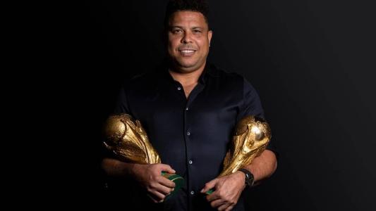 Ronaldo segura taças da Copa do Mundo
