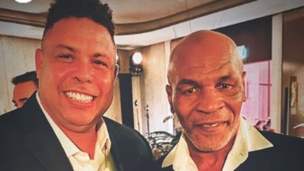 Rolê aleatório? Ronaldo se encontra e tira foto com Mike Tyson na Arábia Saudita