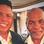 Rolê aleatório? Ronaldo se encontra e tira foto com Mike Tyson na Arábia Saudita