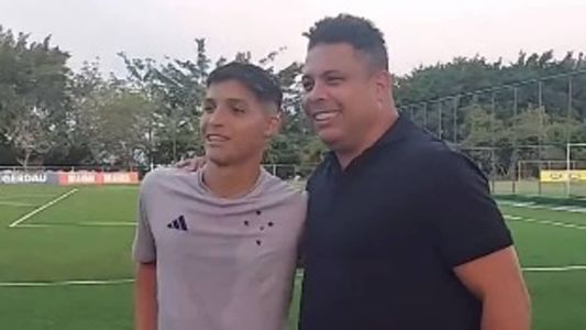 Ronaldo tirou fotos com jogadores do sub-17 do Cruzeiro, na Toca da Raposa II