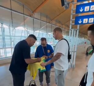 Ronaldo presenteia fã em aeroporto, e vídeo viraliza; assista