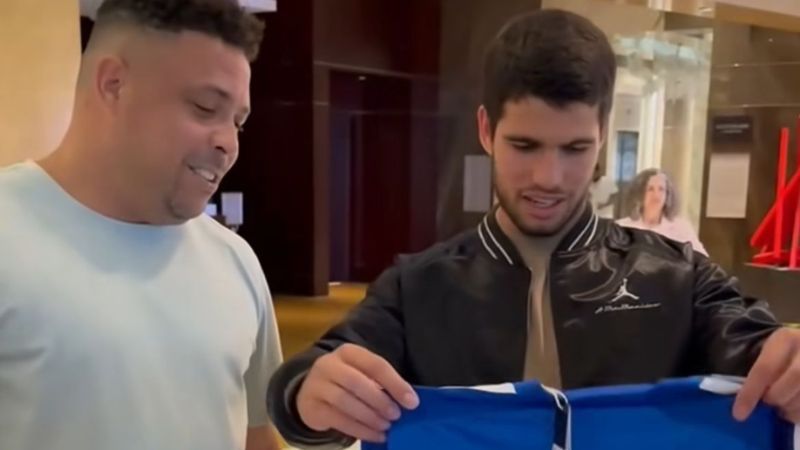 Ronaldo presenteia estrela do tênis mundial com camisa do Cruzeiro
