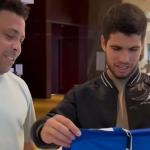 Ronaldo presenteia estrela do tênis mundial com camisa do Cruzeiro