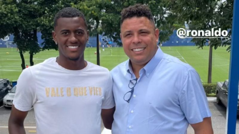 Ronaldo acompanha treino do Cruzeiro antes de homenagem e final