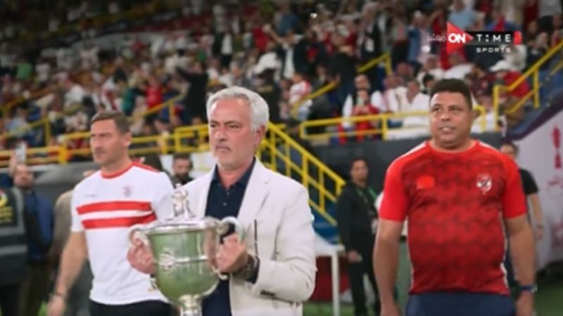 Investidor do Cruzeiro, Ronaldo entra em campo ao lado de Totti e Mourinho