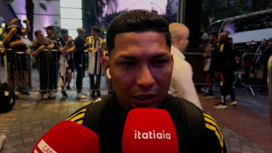 Rony, atacante do Atlético, em chegada à Porto Alegre