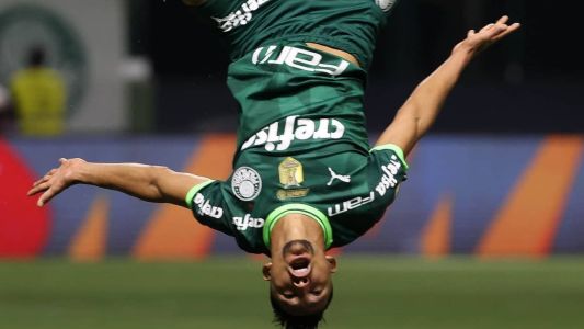 Rony comemora mais um gol pelo Palmeiras com a tradicional cambalhota no ar