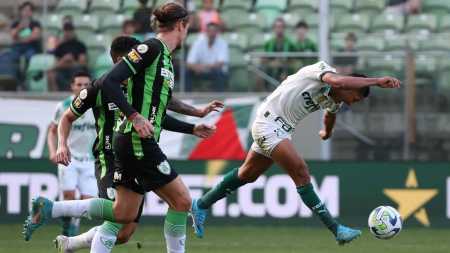 Rony, do Palmeiras, chuta para marcar contra o América, durante partida válida pela 17ª rodada do Campeonato Brasileiro