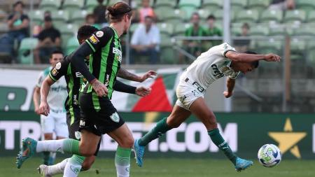 Rony, do Palmeiras, chuta para marcar contra o América, durante partida válida pela 17ª rodada do Campeonato Brasileiro