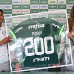 Rony é homenageado por 200 jogos no Palmeiras