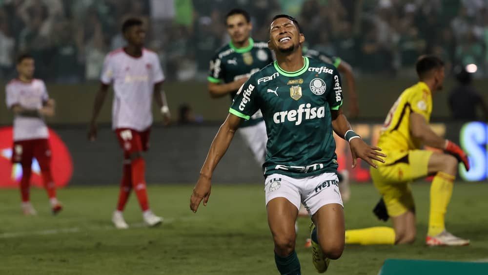 Rony volta a marcar pelo Palmeiras após três meses e chora