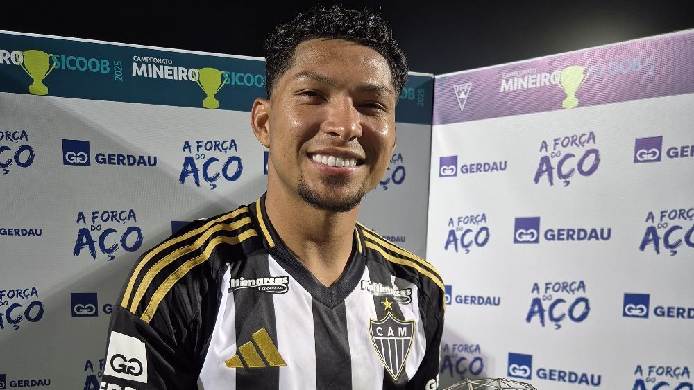 Rony, do Atlético, recebe troféu 'Melhor em Campo Gerdau'