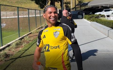 De penteado novo: Rony a caminho de treino do Atlético em 9 de julho de 2025