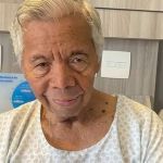 Roque, assistente de Sílvio Santos, apresenta melhora e deixa UTI  