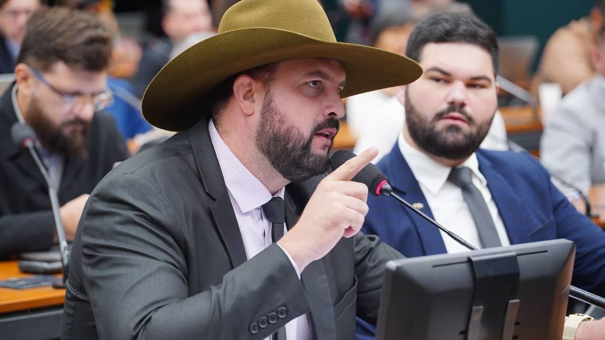 Rosa Weber manda à PGR pedido de líder do PT para investigar Zé Trovão por discurso de ódio contra Lula