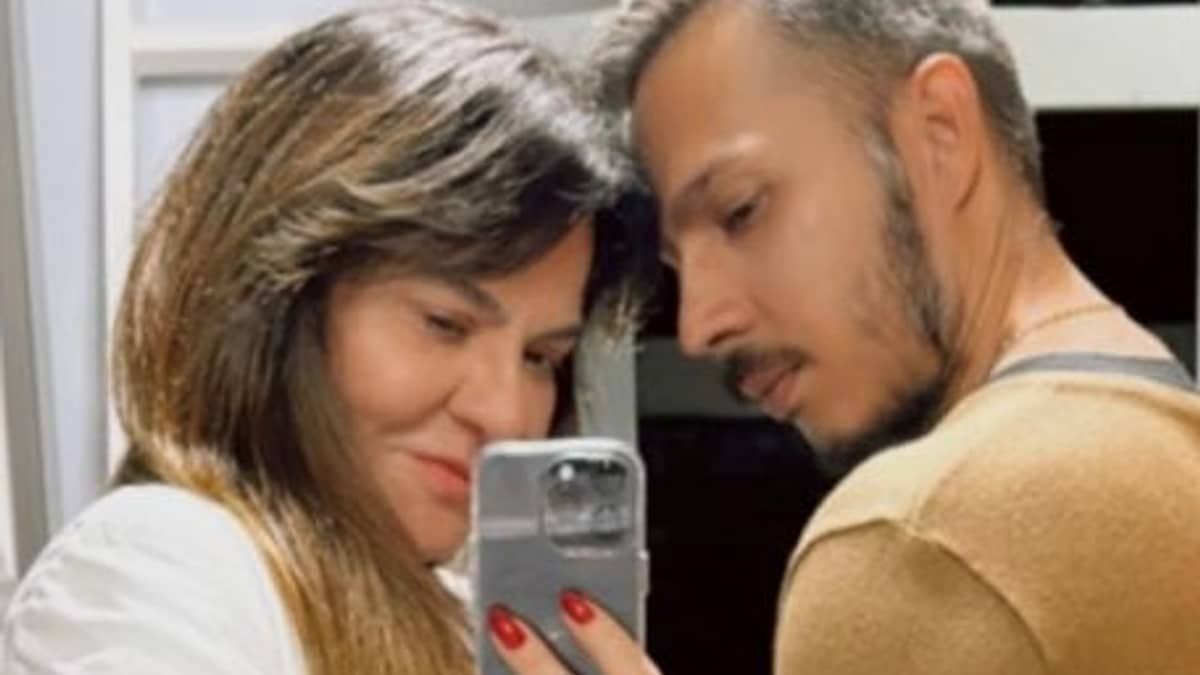 Mãe de Isis Valverde faz desabafo após assumir namorado 24 anos mais novo: 'senso moral ridículo'