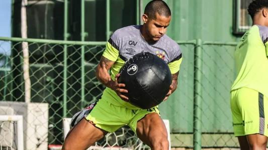 Rosales, lateral do Sport, volta a ficar à disposição