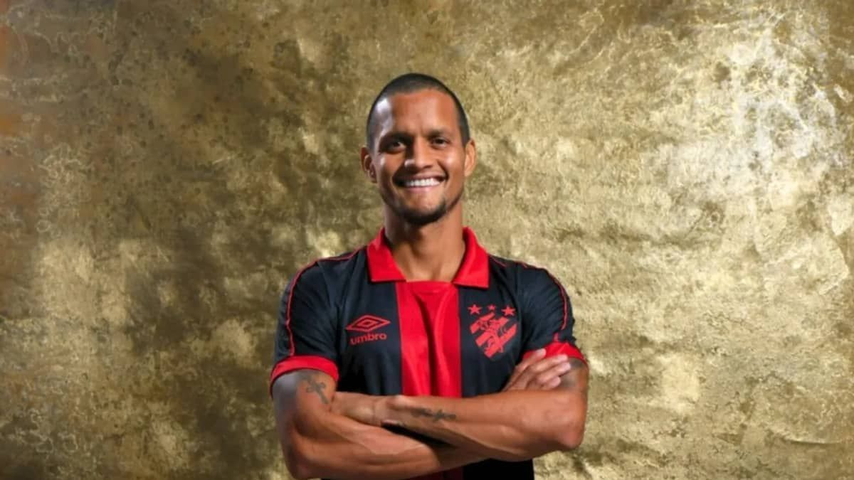 Sport contra lateral venezuelano Roberto Rosales, já regularizado