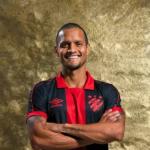 Sport contra lateral venezuelano Roberto Rosales, já regularizado