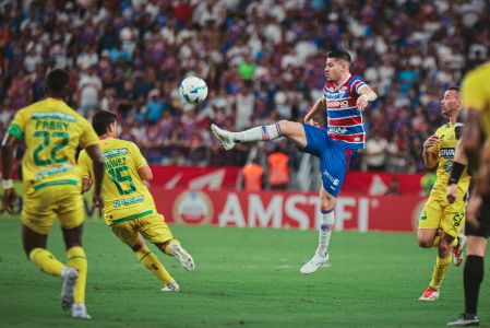 Meia Matheus Rossetto, do Fortaleza, cercado por jogadores do Atlético Bucaramanga-COL