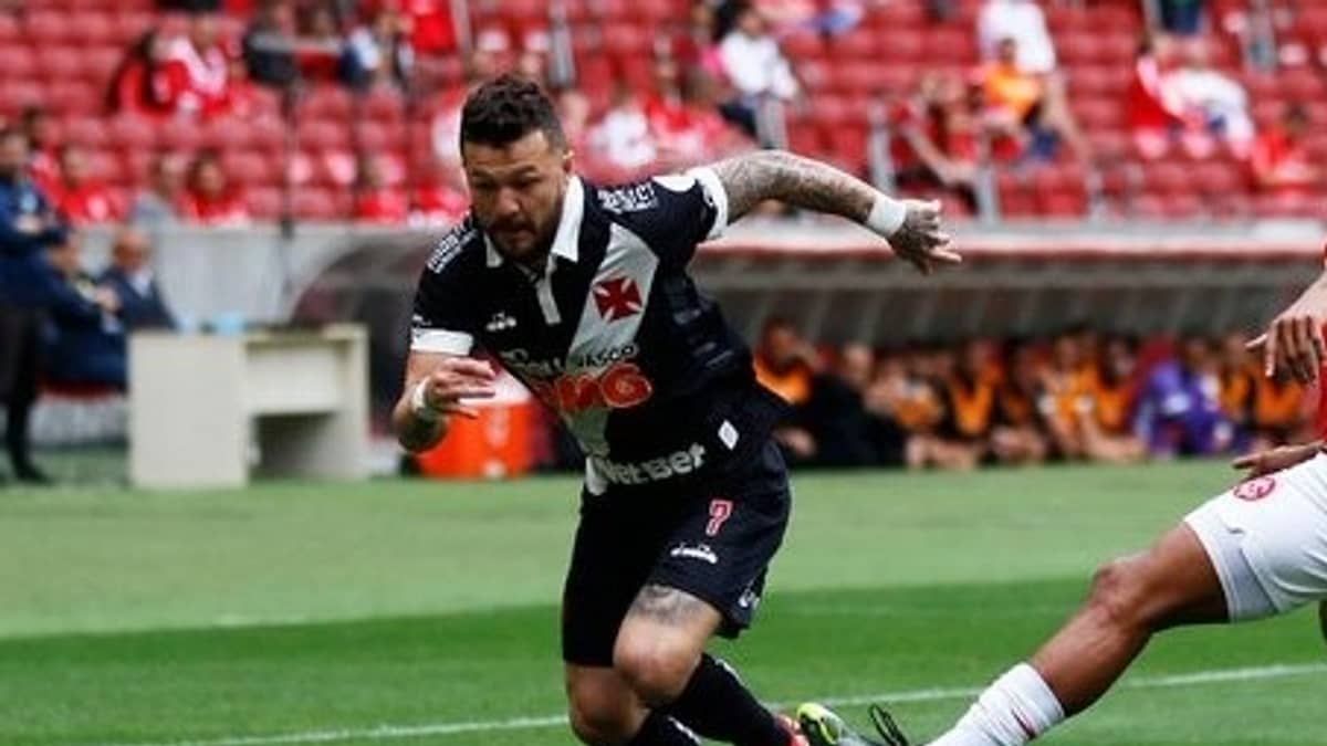 Vasco acerta o retorno de atacante Rossi, que jogou no clube em 2019