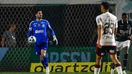 Rossi estreou pelo Flamengo diante do Goiás