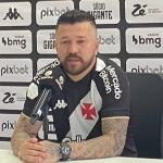 Rossi é apresentado no Vasco e fala de retorno: 'Me arrependo de ter saído'